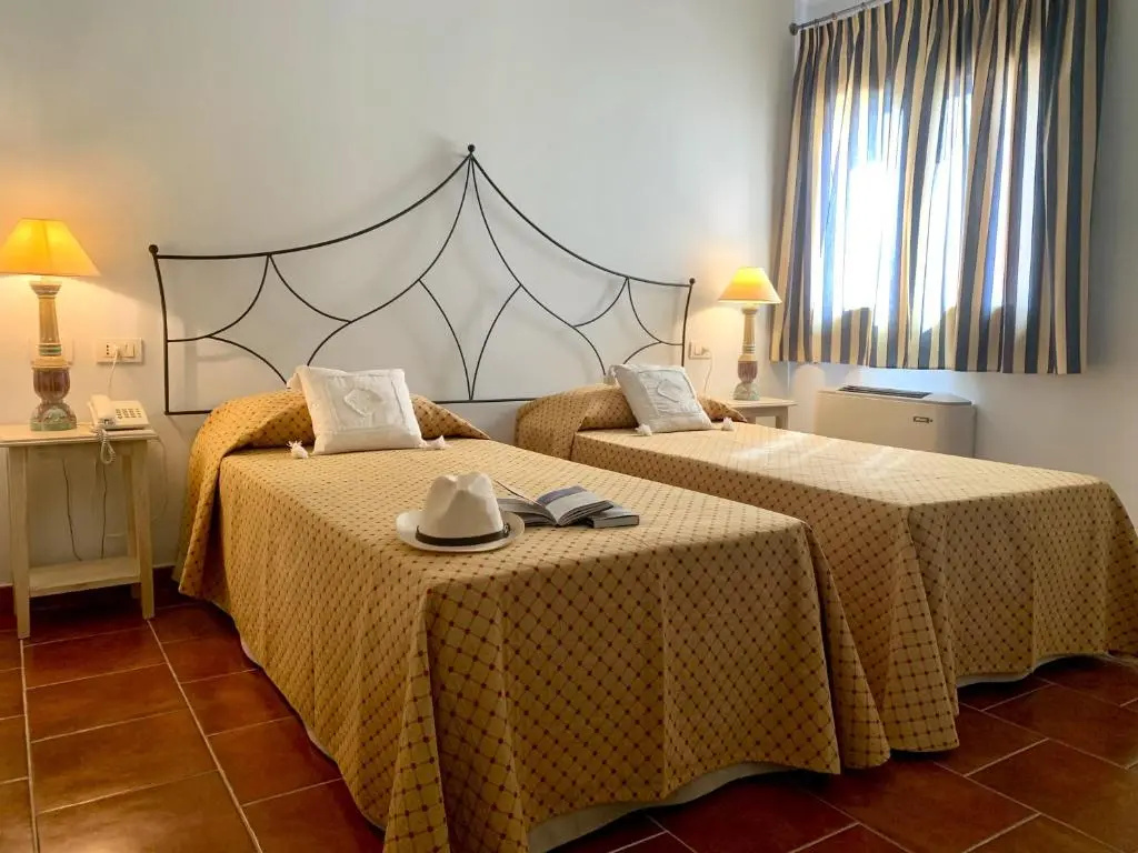 Hotel Monti Di Mola - Chambres