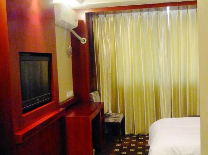 Номер Standard в Huilong Tower Hotel