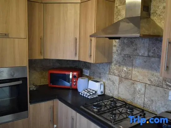 Spacious 3BR Haven in Tilbury with Free Parking