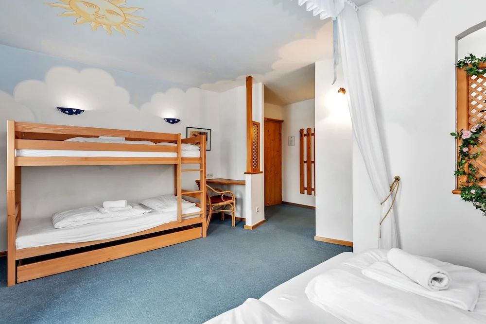 1 Bedroom Economy Quadruple Family room with balcony
