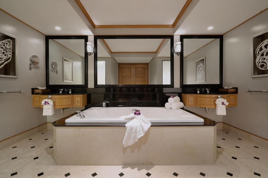 Апартаменты с 2 комнатами с балконом и с видом на сад в Marriott's Phuket Beach Club