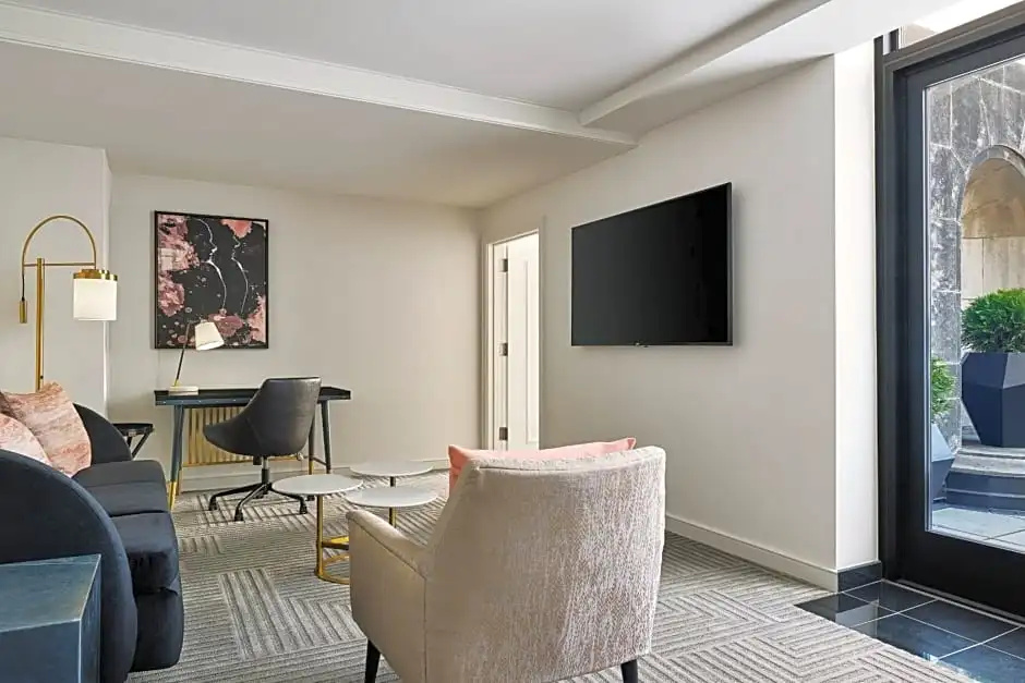 Double Junior Suite with harbour view (full double bed)