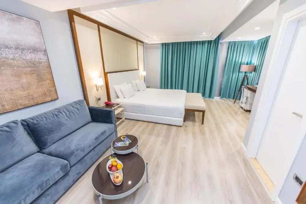 Executive Double room with balcony and with partial sea view (full double bed)