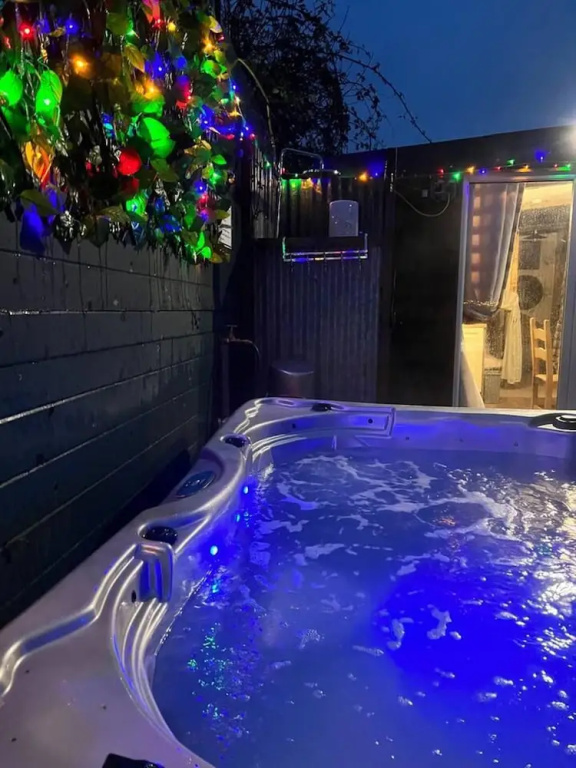 Bridie Rose - hot tub Extra Charge Exotic Animals - фото 13
