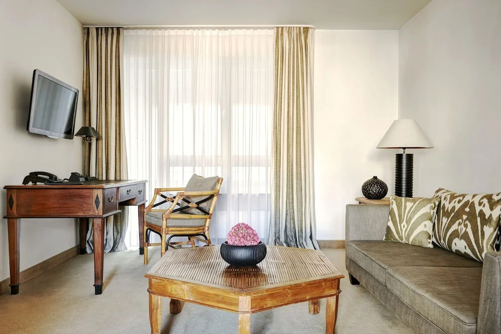 Business Double Suite (full double bed)
