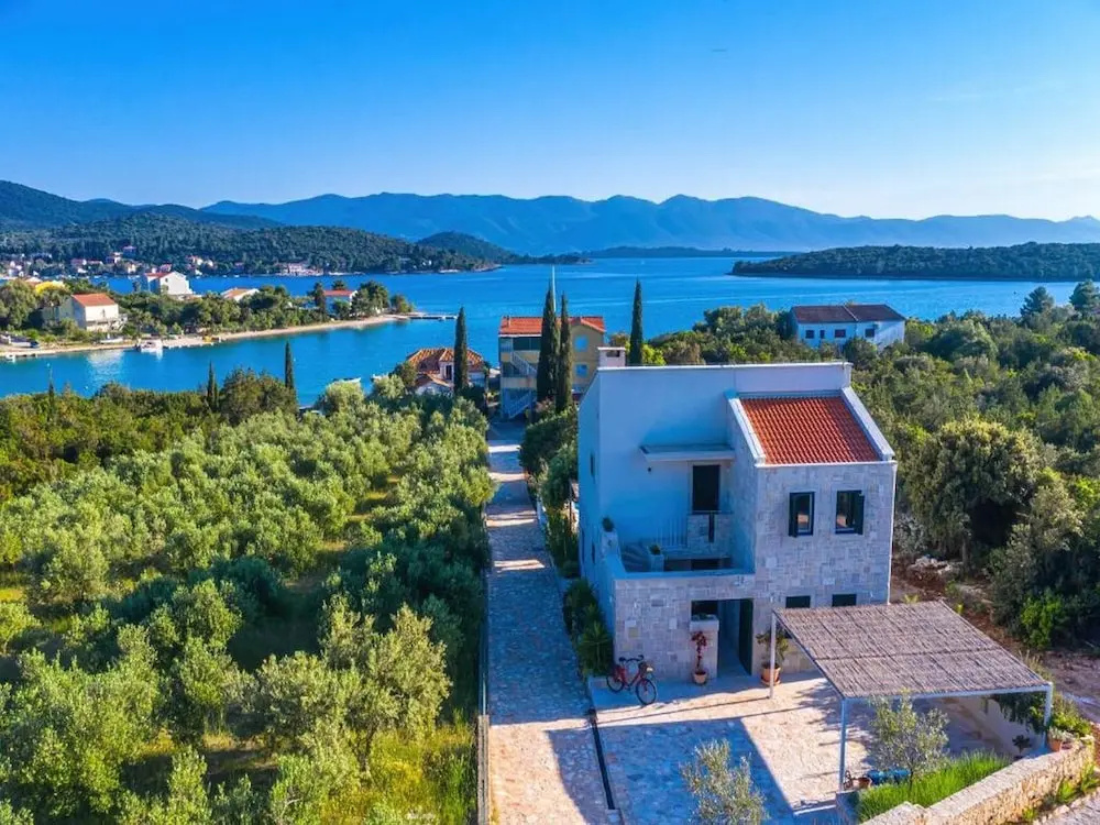 3 Bedrooms Villa with balcony