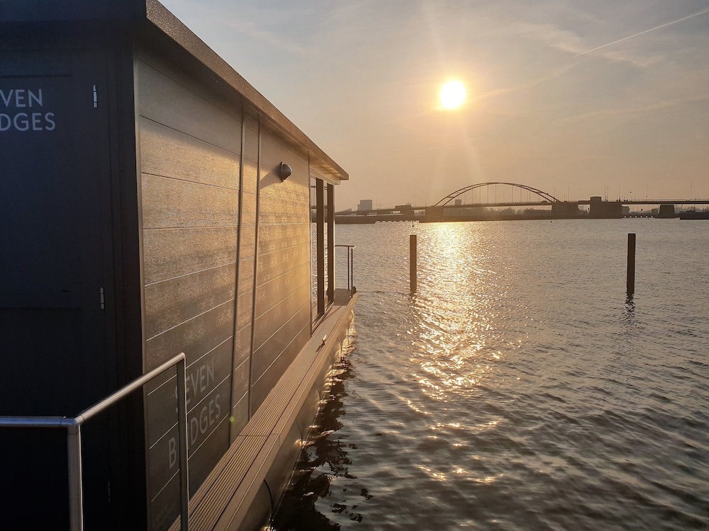 Houseboat Schellingwouderdijk