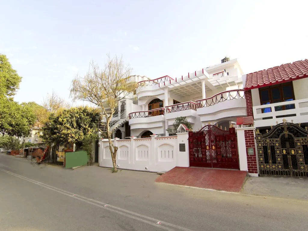 OYO Rooms Near Mayo Hospital