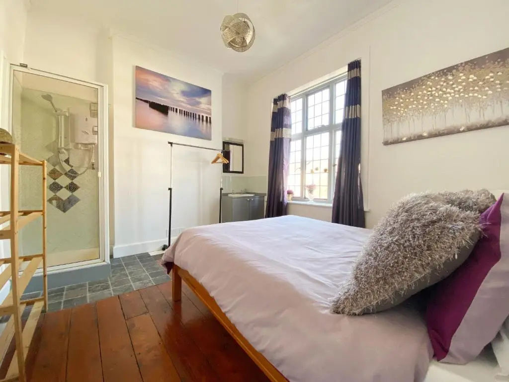 The Table House Close to Town & Beach Free parking