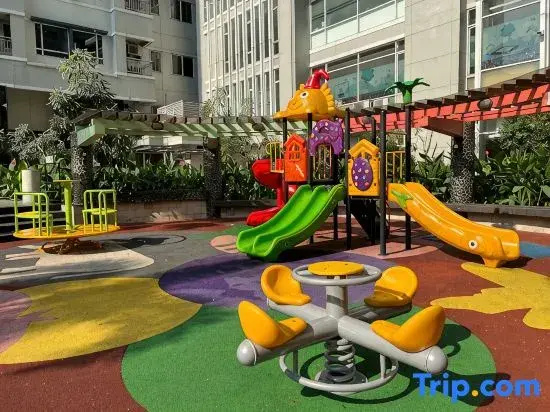 Cozy 2BR Sudirman Apt w/ Pool, Wi-Fi, & Netflix