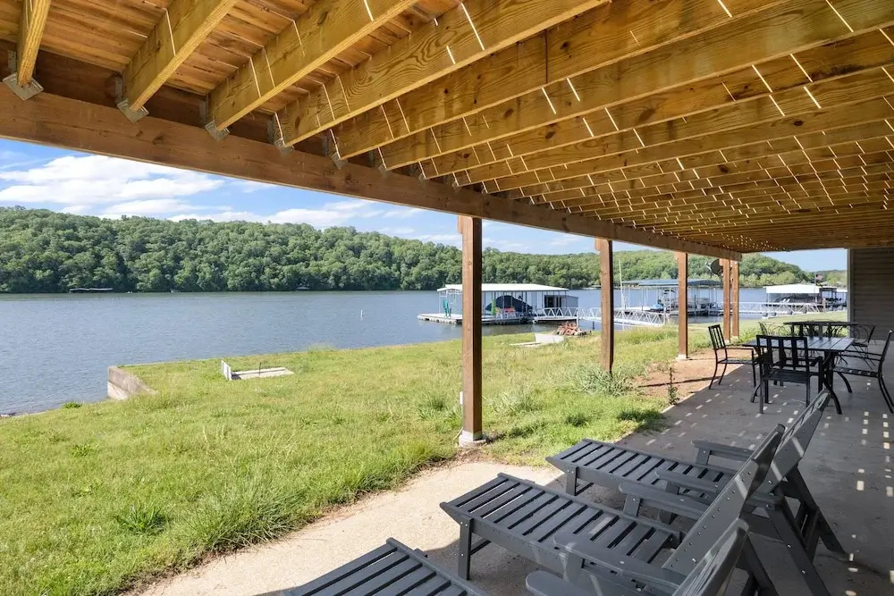 Huge Lakefront Yard, Private Dock - Amazing Views!