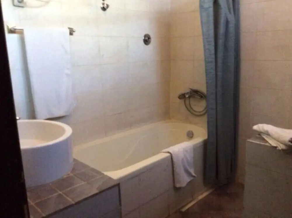The Lions Den Hotel - Chambres