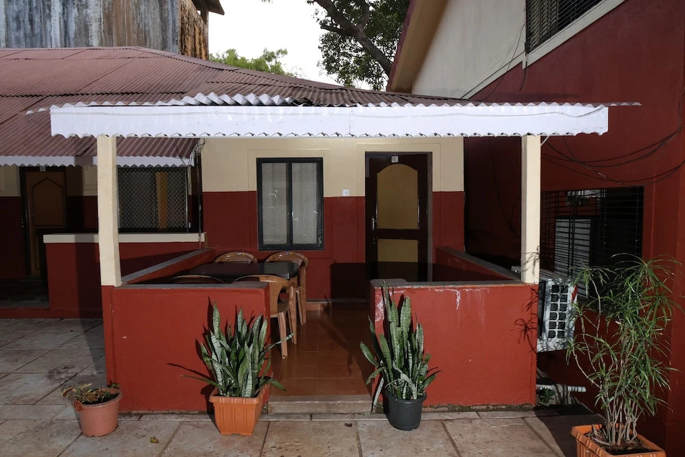 Gujarat Bhavan Hotel