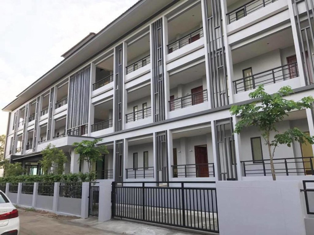 Parisa Place Hotel