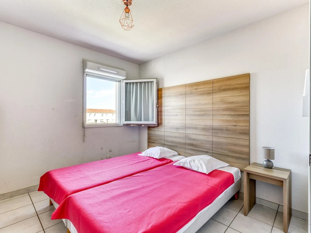 Voir la photo 3 — Chic Coastal Pool View Apartment for 6
