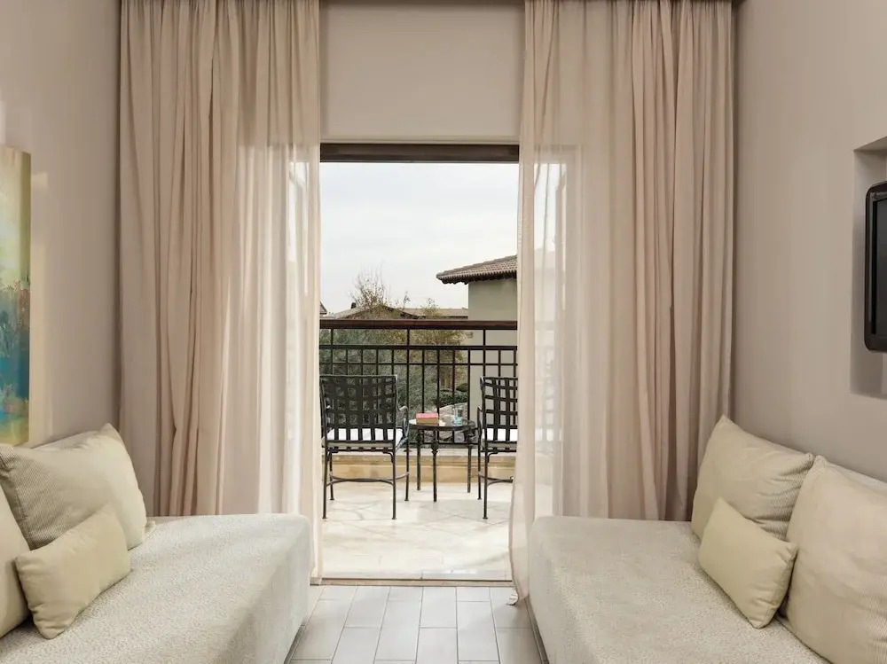 Люкс c 1 комнатой с красивым видом из окна в Aphrodite Hills Hotel