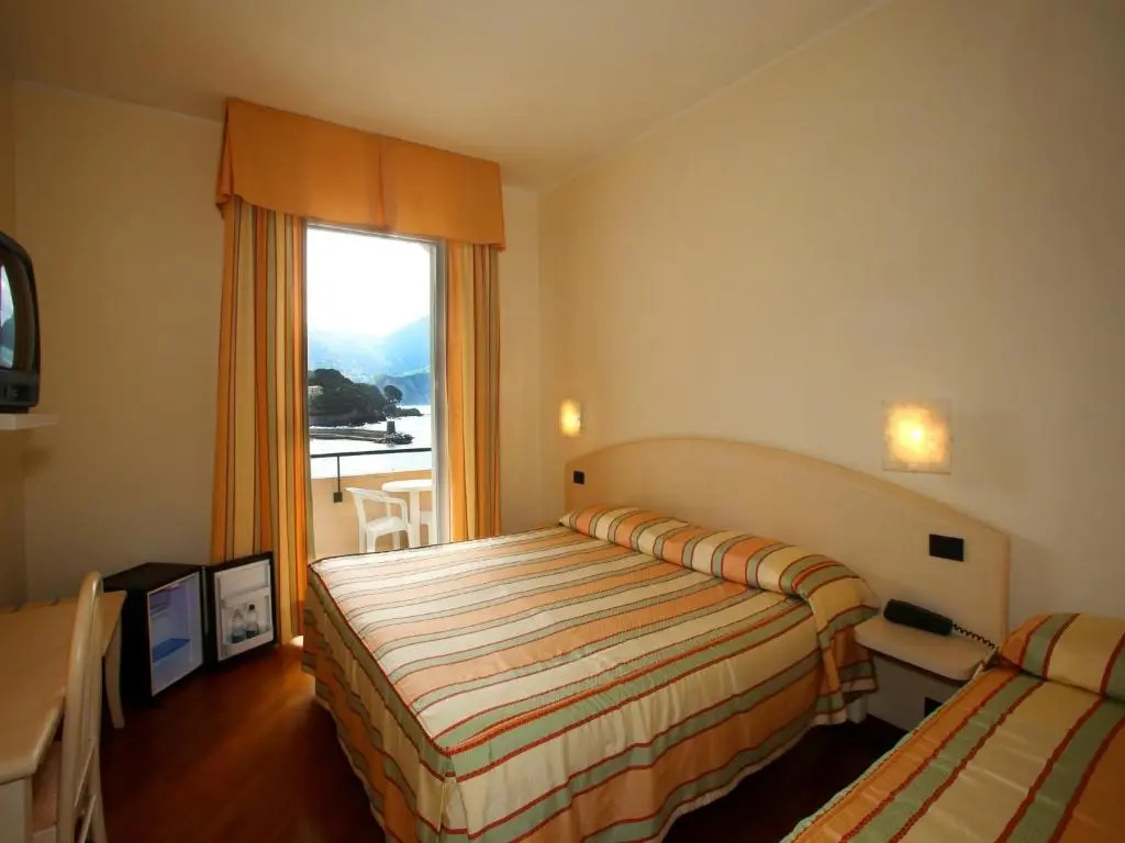 Standard Triple room with sea view