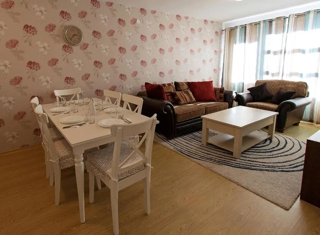 2 Bedrooms Apartment