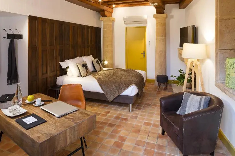 Contact Hôtels Le Savigny & Spa - Chambres