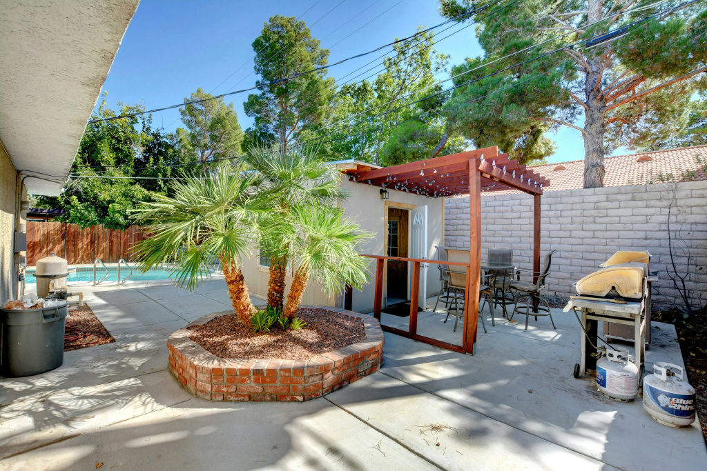 Vibrant in Vegas 4 Bd with Shimmering Pool!