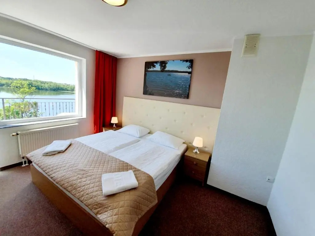 Standard Double room with lake view (full double bed)