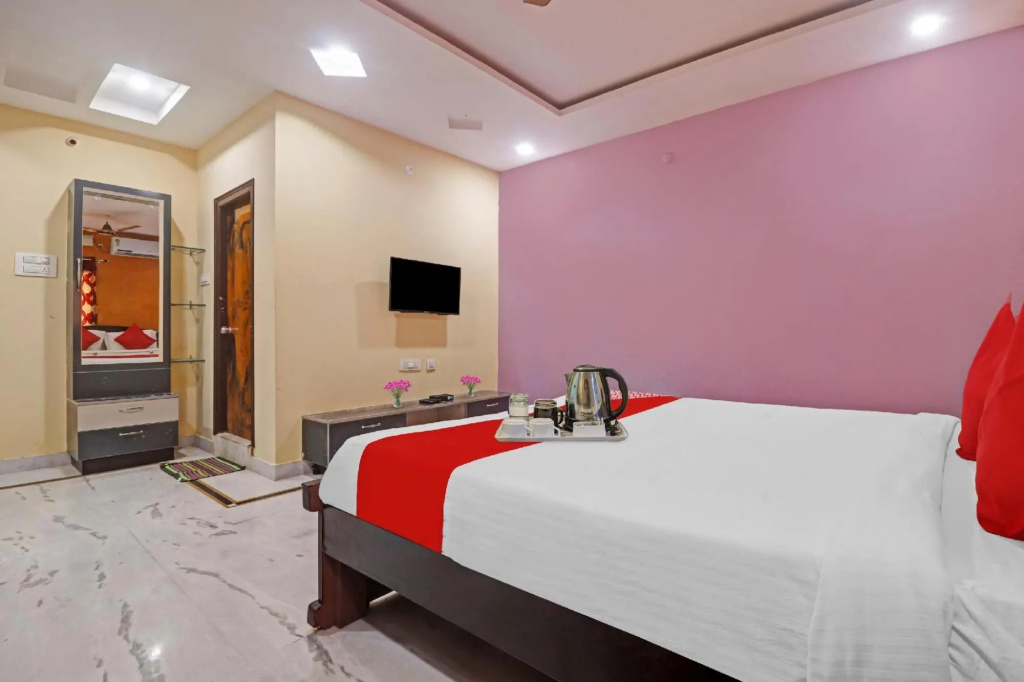 OYO Royal Stay Near Mantra Mall