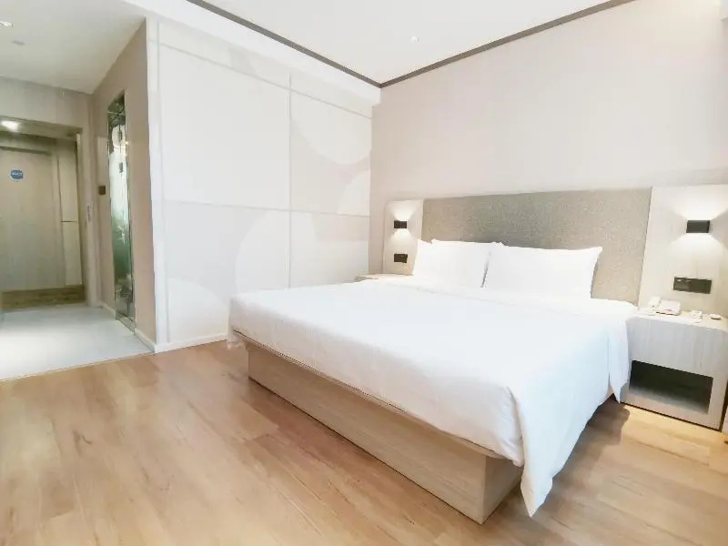 Superior Double room with street view full double bed