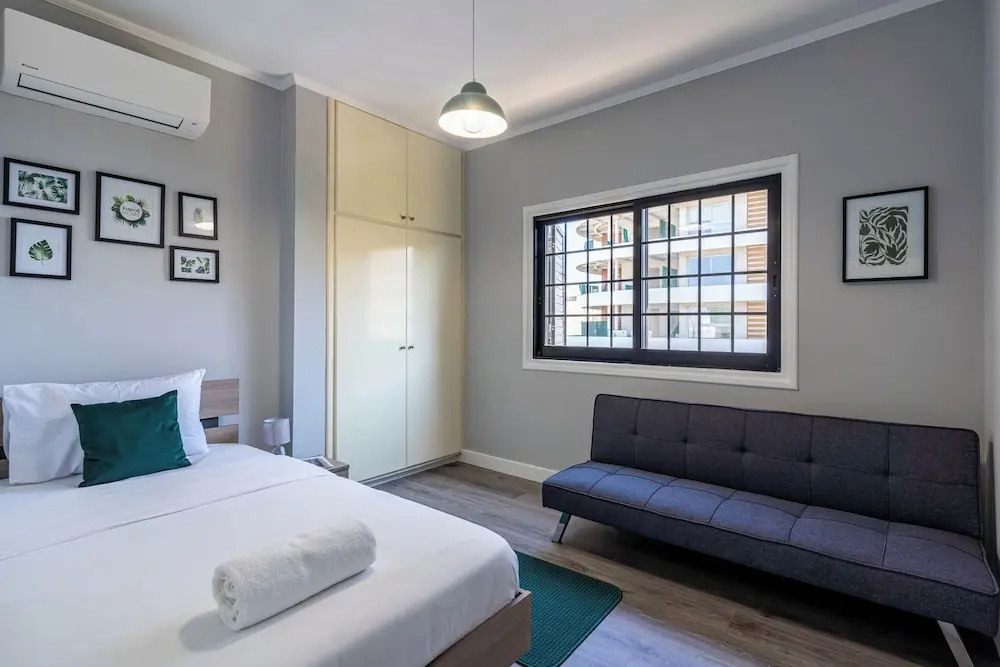 Peale's 2-BR Apt & Balcony in Mackenzie