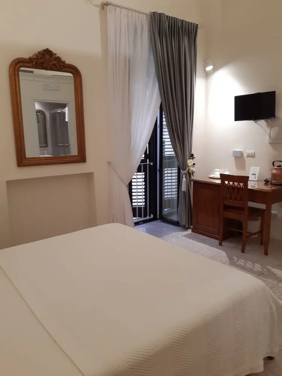 Deluxe Double room with city view (full double bed)