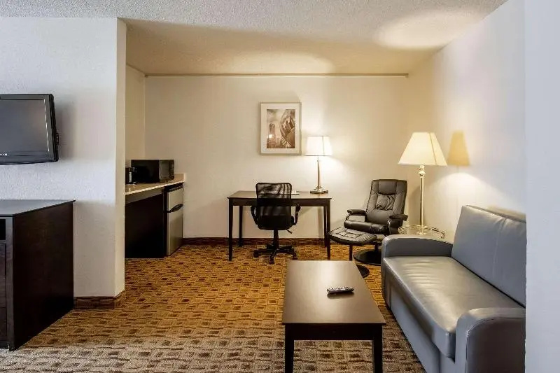 Coratel Plus Suites Wichita West Airport Hotel - Chambres