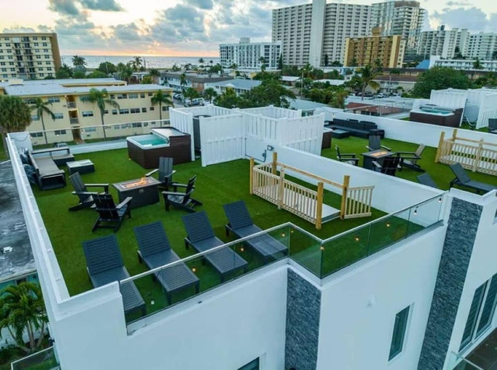Luxury 5BR Villa Steps from the Beach