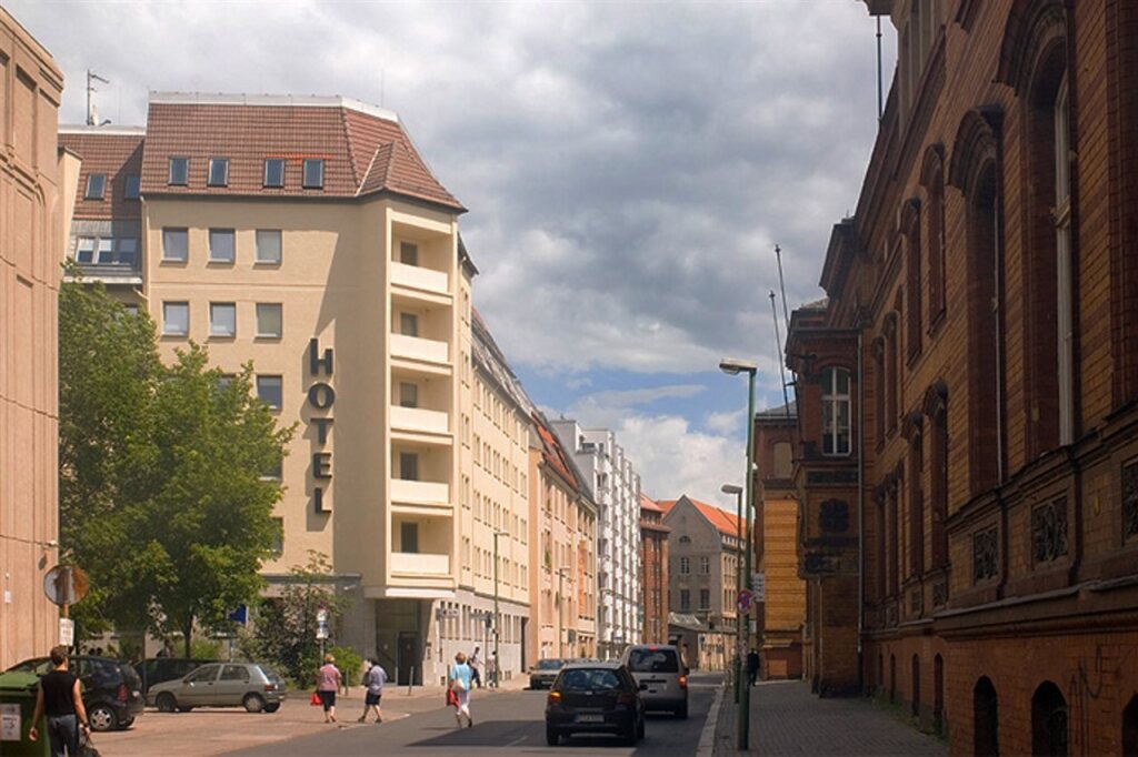 Dietrich-Bonhoeffer-Hotel picture