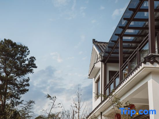Moganshan Yuhua Xiaozhu · Su-style Garden Swimming Pool Lawn Vacation Apartment