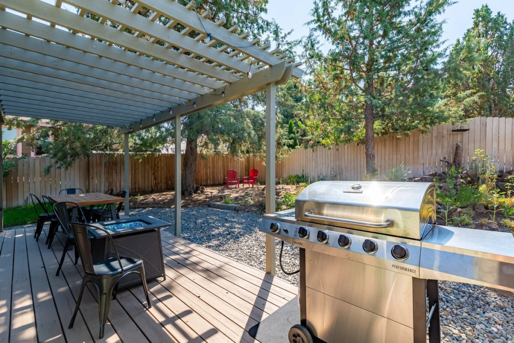 Backyard Oasis 8min to Town Fast Wi-fi