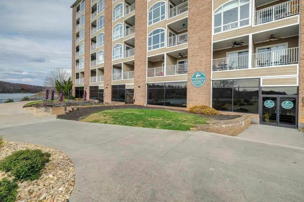 Top-floor Balcony & Serene Views: Huddleston Condo