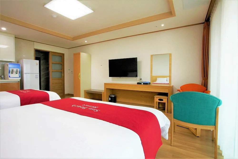 1 Bedroom Deluxe Double room with balcony and with ocean view (twin beds)