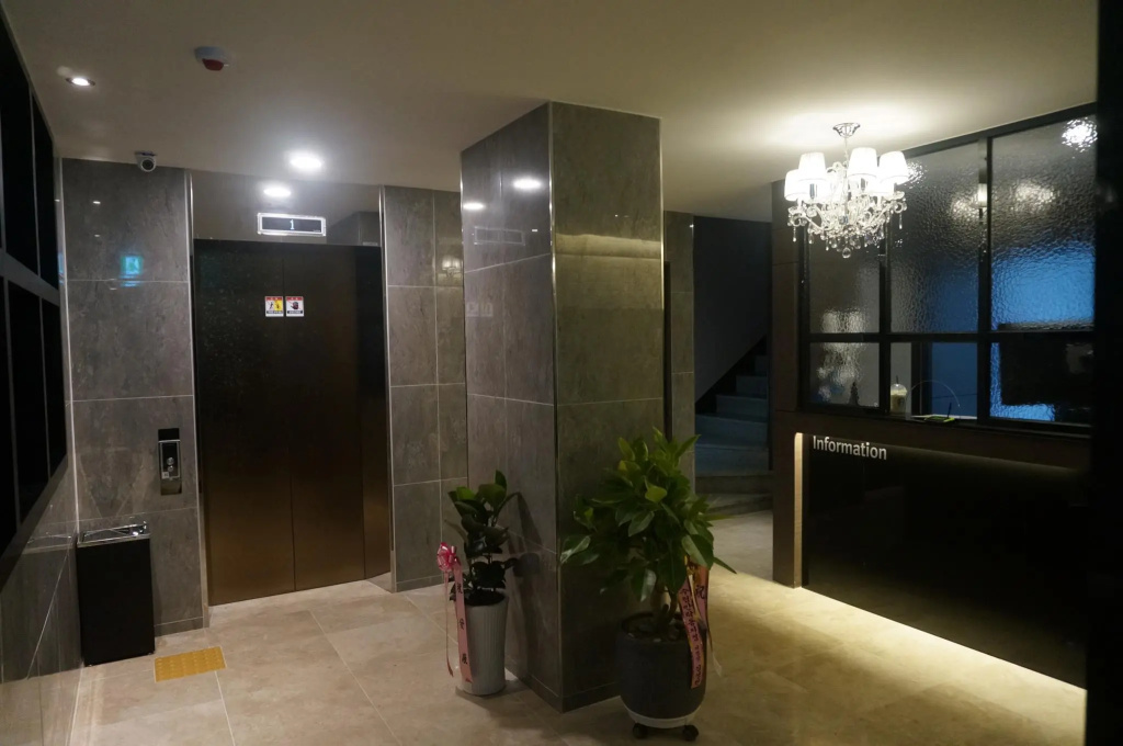 Lobby & Reception