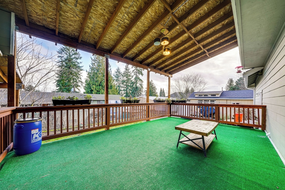 Pet-friendly Seatac Retreat 6 Mi to Puget Sound!