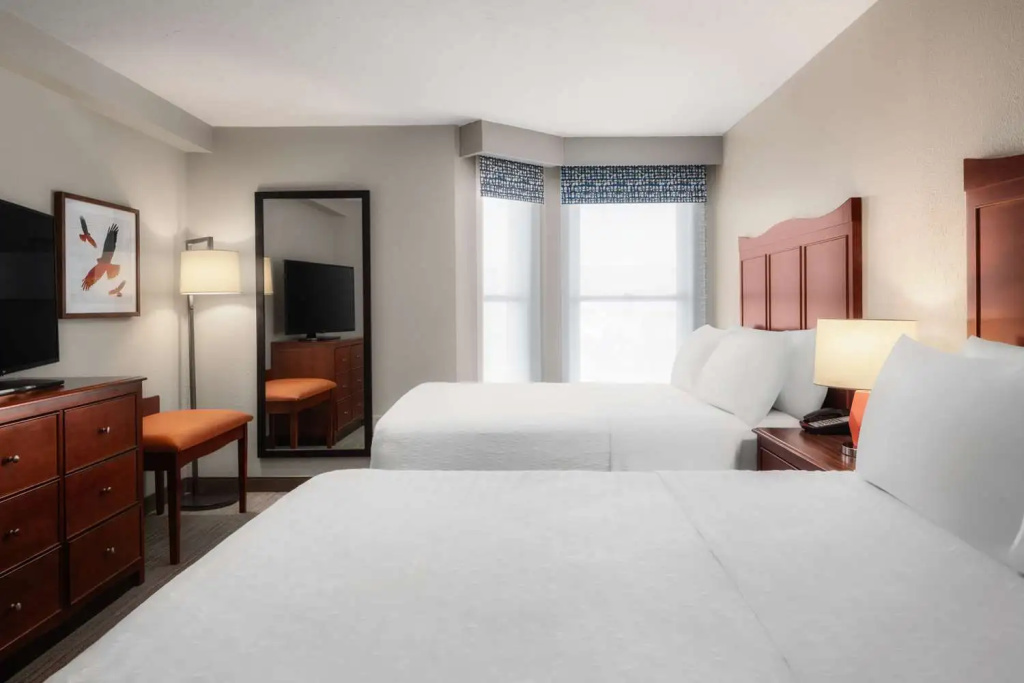 Hampton Inn & Suites El Paso-Airport - Tap to explore photos