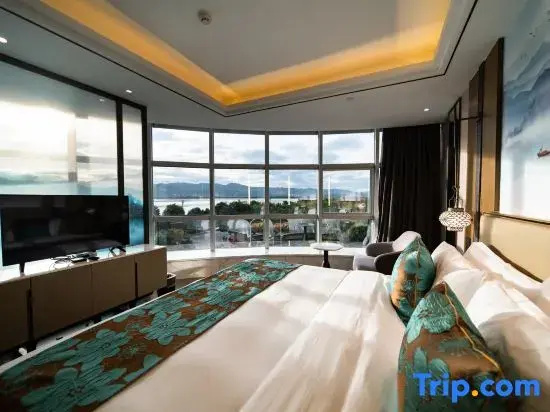 Business Suite with lake view