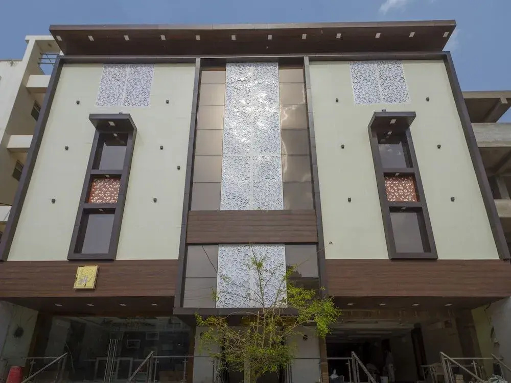 OYO 14022 Hotel Saya Inn