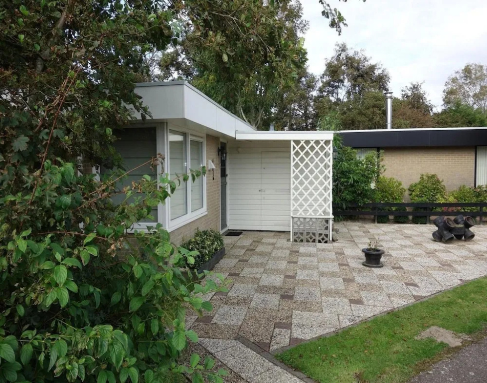 Bungalow in Sint Maartenszee Near Beach