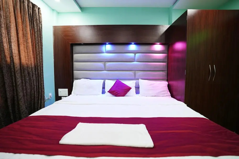 Deluxe Double room with city view full double bed