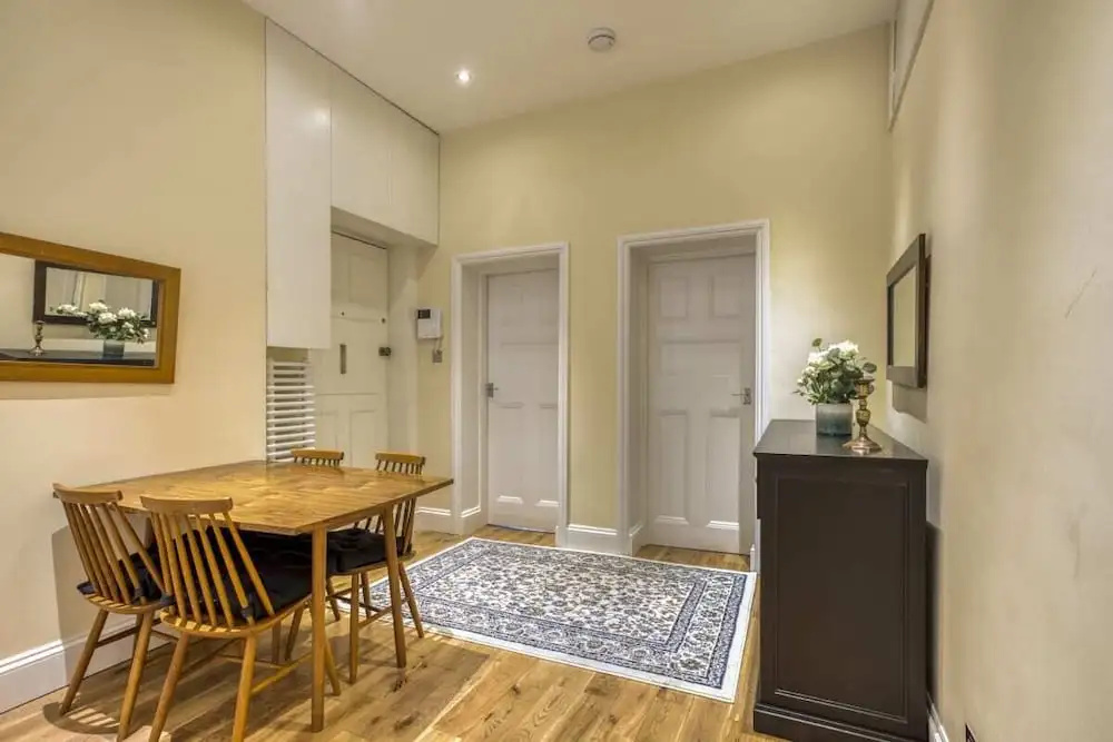 Spacious 2bed/2bath Apt, 5mins to Victoria St