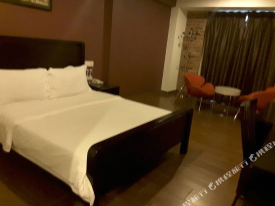 Crossroads Hotel