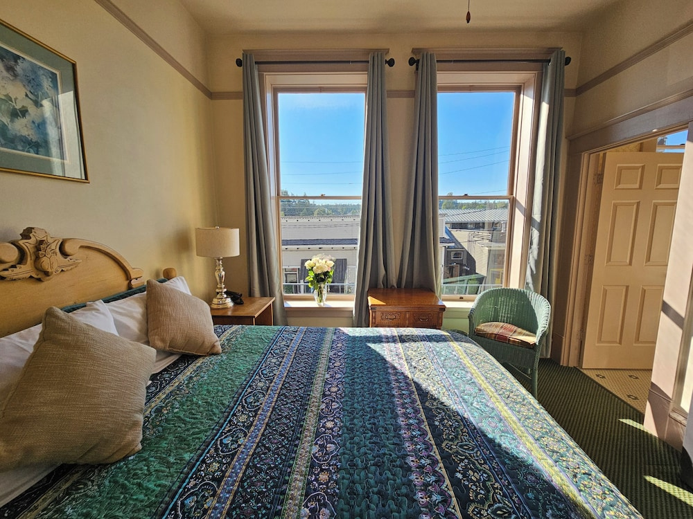 Standard Double room with partial sea view (full double bed)