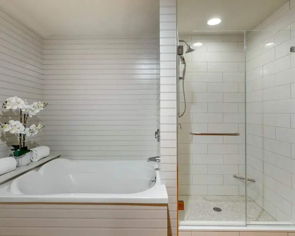 Standard Double room with balcony (full double bed)
