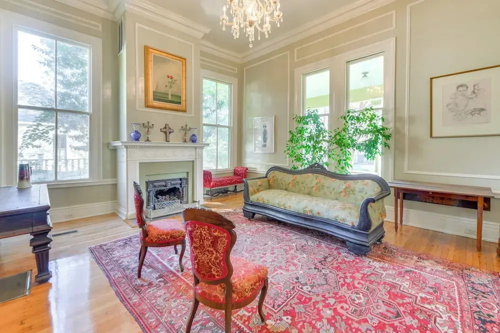 Ornate Victorian Home w/ Courtyard & Fire Pit! — фото 3