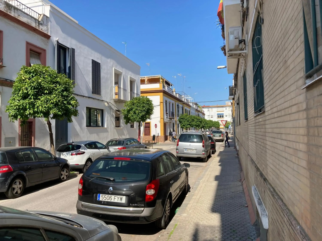Acogedor apartamento en semisótano con patio y cerca de la Plaza de España