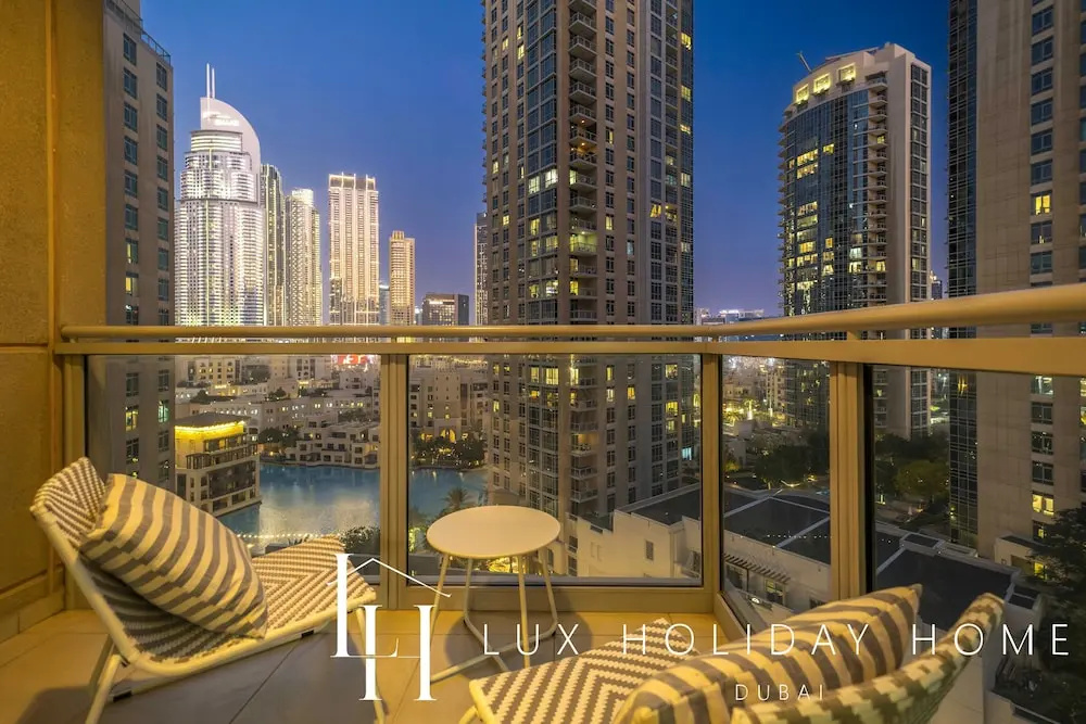 LUX The Stunning Fountain View Suite